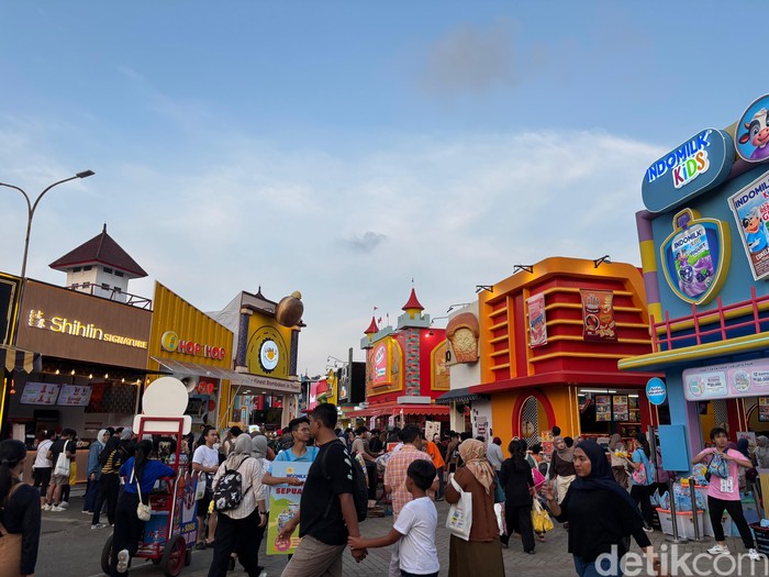 Suasana tenant kuliner di PRJ 2025