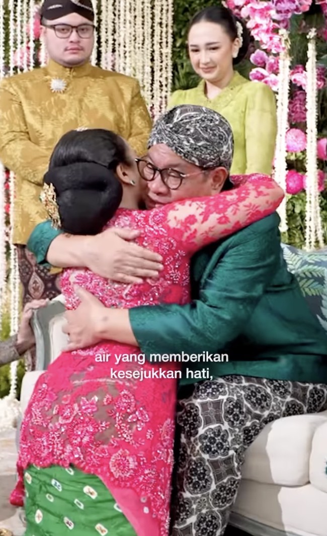 Di momen tersebut tampak haru. Setelah kakinya dibasuh oleh sang putri, Pramono memeluk hangat Dhila.  Foto: dok. Instagram