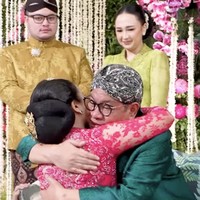 Di momen tersebut tampak haru. Setelah kakinya dibasuh oleh sang putri, Pramono memeluk hangat Dhila.  Foto: dok. Instagram