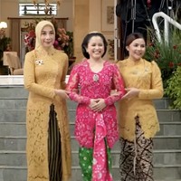 Dhila, sapaan akrab wanita 27 tahun itu tampil dalam balutan kebaya pink fuschia dengan kain jumputan berwarna hijau. Berjalan ke arah ayah dan ibunya, Dhila tampil bersahaja dengan sanggul bangun tulak, khas Solo.  Foto: dok. Instagram @pramonoanungw