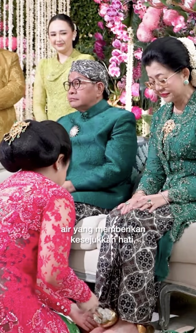 Dalam momen ini, wanita lulusan  Columbia University, Amerika Serikat, pada 2024 itu menjalani prosesi ‘wijikan’ atau menyiram kaki ayah dan ibunya. Sebagai tanda penghormatan terakhir sebelum melepas status lajang.  Foto: dok. Instagram @pramonoanungw