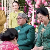 Dalam momen ini, wanita lulusan  Columbia University, Amerika Serikat, pada 2024 itu menjalani prosesi ‘wijikan’ atau menyiram kaki ayah dan ibunya. Sebagai tanda penghormatan terakhir sebelum melepas status lajang.  Foto: dok. Instagram @pramonoanungw