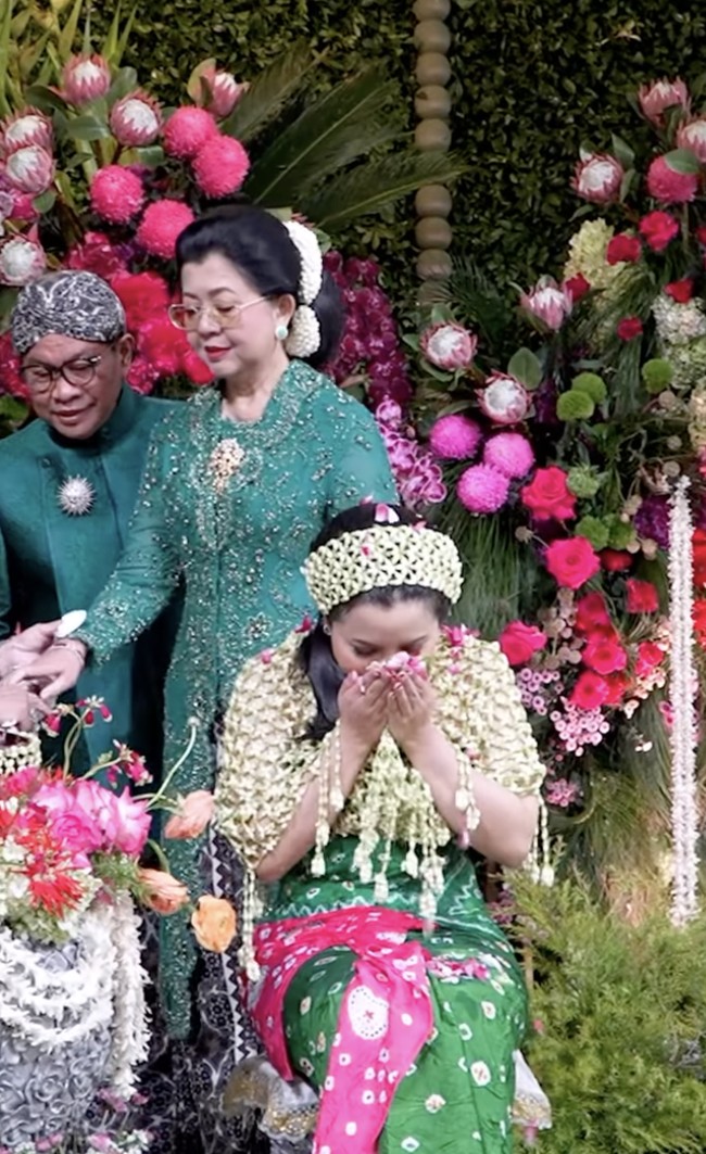 Kemudian masuk ke prosesi siraman. Pramono dan istrinya, Endang Nugrahani bergantian menyiram tubuh Dhila.  Foto: dok. Instagram @pramonoanungw
