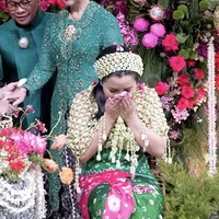 Kemudian masuk ke prosesi siraman. Pramono dan istrinya, Endang Nugrahani bergantian menyiram tubuh Dhila.  Foto: dok. Instagram @pramonoanungw