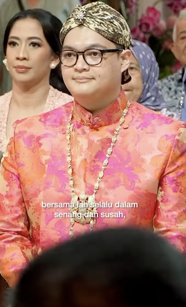 Setelah itu, keluarga mempelai pria hadir untuk menemui keluarga mempelai wanita. Tampak calon suami Dhila, Ariq berjalan ke arah calon mertuanya dengan mengenakan beskap warna peach.  Foto: dok. Instagram @pramonoanungw