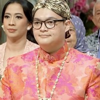 Setelah itu, keluarga mempelai pria hadir untuk menemui keluarga mempelai wanita. Tampak calon suami Dhila, Ariq berjalan ke arah calon mertuanya dengan mengenakan beskap warna peach.  Foto: dok. Instagram @pramonoanungw