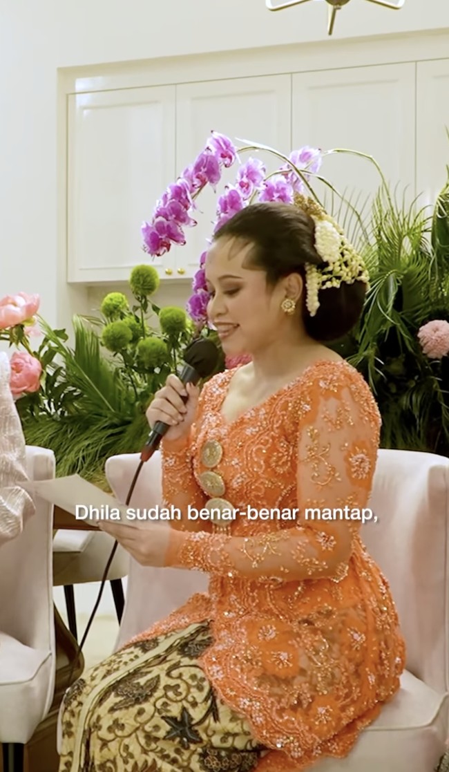 Sementara itu, di ruangan yang berbeda, Dhila telah dipingit dan belum bisa menemui calon suaminya hingga hari pernikahan Tiba. Dalam momen tersebut, Dhila pun meminta restu kepada ayah dan ibunya.  Foto: dok. Instagram @pramonoanungw