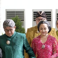 Putri bungsu Gubernur Jakarta Pramono Anung, Hanifa Fadhila Pramono melangsungkan siraman pada Selasa (24/6/2025). Dalam momen khidmat tersebut berlangsung dalam adat Jawa.  Foto: dok. Instagram @pramonoanungw