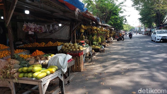Ratusan pisang yang tergantung di trotoar Jalan Kalitanjung