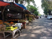 Deretan Kios Pisang di Trotoar Kalitanjung Cirebon Resahkan Pejalan Kaki