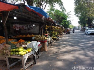 Deretan Kios Pisang di Trotoar Kalitanjung Cirebon Resahkan Pejalan Kaki