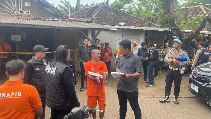 Rekonstruksi pembunuhan wanita yang ditemukan dalam keadaan bugil di Pasuruan.