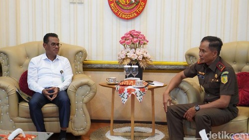 Rektor Undana Kupang, Maxs Sanam bersama Kajati NTT, Zet Tadung Allo, di Kantor Kejati NTT, Rabu (25/6/2025).