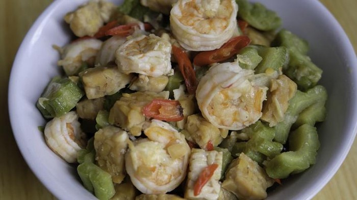 Close up of stir fried shrimps with tempeh and bitter gourd.