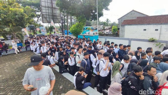 Ribuan pencari kerja memenuhi halaman Kantor Kecamatan Cijeungjing, Kabupaten Ciamis untuk mengikuti job fair.