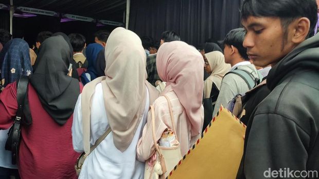 Ribuan pencari kerja memenuhi halaman Kantor Kecamatan Cijeungjing, Kabupaten Ciamis untuk mengikuti job fair.