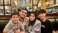 Seperti yang terlihat dalam momen ini, mereka bersantap di sebuah kafe. Tak jarang, keduanya juga mengajak sang buah hati. Foto: Instagram @rifkybalweel