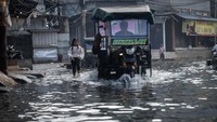 Badan Penanggulangan Bencana Daerah (BPBD) DKI Jakarta mengimbau masyarakat di wilayah pesisir utara untuk meningkatkan kewaspadaan. ANTARA FOTO/Bayu Pratama S