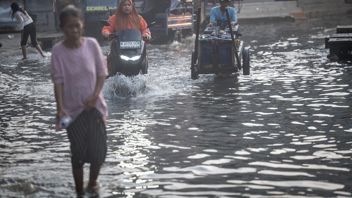 Rob βKepungβ Pesisir Jakarta, Warga Diminta Siaga! Warga melintasi genangan rob di Muara Angke, Jakarta, Rabu (25/6/2025). Badan Penanggulangan Bencana Daerah (BPBD) Jakarta mengimbau masyarakat yang tinggal di wialayah pesisir utara Jakarta untuk mewaspadai potensi banjir rob akibat adanya fenomena Super New Moon atau fase bulan baru yang puncaknya terjadi pada 27 Juni 2025. ANTARA FOTO/Bayu Pratama S