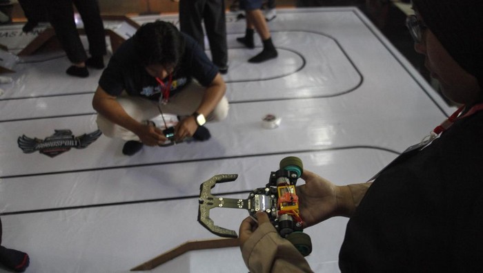 Peserta bersiap mengikuti International Robosport Tournament FIRA Indonesia Open 2025 di Solo Techno Park, Solo, Jawa Tengah, Rabu (25/6/2025). Turnamen yang berlangsung hingga Minggu (29/6/2025) itu diharapkan menjadi momentum strategis untuk mendorong minat generasi muda terhadap sains dan teknologi sekaligus mempromosikan Solo sebagai pusat inovasi dan destinasi teknologi di tingkat global. ANTARAFOTO/Maulana Surya