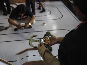 Robot dari Berbagai Negara Adu Canggih di Solo