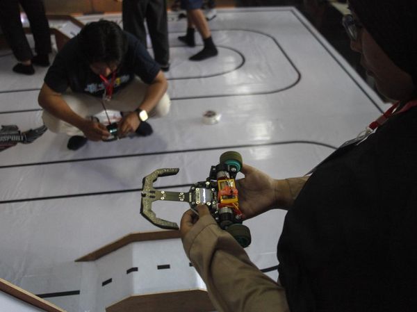 Robot dari Berbagai Negara Adu Canggih di Solo