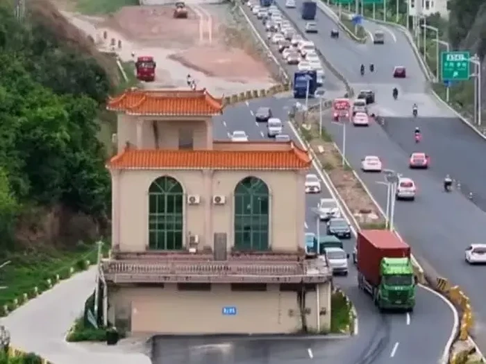 Rumah di China yang tidak mau digusur berakhir hadang jalanan