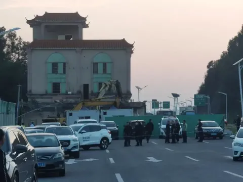 Rumah di China yang tidak mau digusur berakhir hadang jalanan