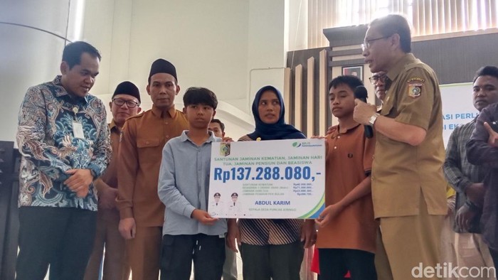 Penyerahan santunan klaim BPJS Ketenagakerjaan kepada ahli waris di Kantor Bupati Lombok Timur, Selasa (24/6/2025).