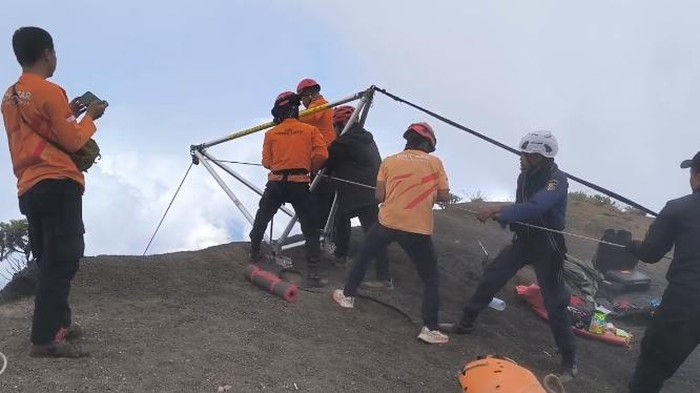 Tim SAR saat berupaya melakukan evakuasi bule Brasil di Gunung Rinjani, Lombok. (dok. SAR Mataram).