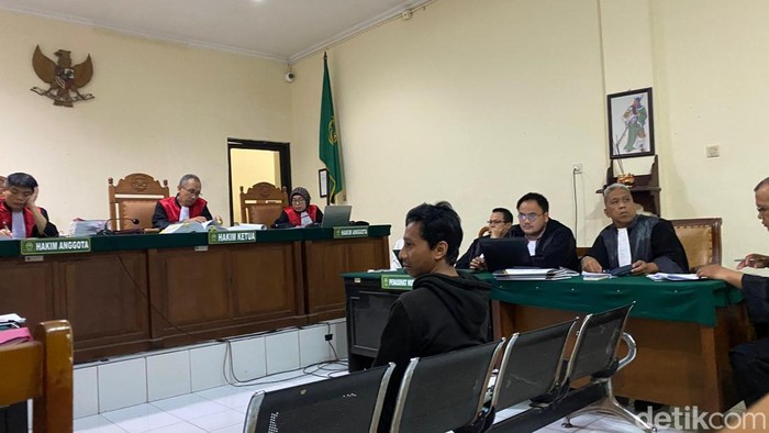 Saksi Bowo, sebagai helper angkatan 70-81 di sidang pemeriksaan saksi kasus PPDS Anestesi Undip, di PN Semarang, Kecamatan Semarang Barat, Kota Semarang, Rabu (25/6/2025).