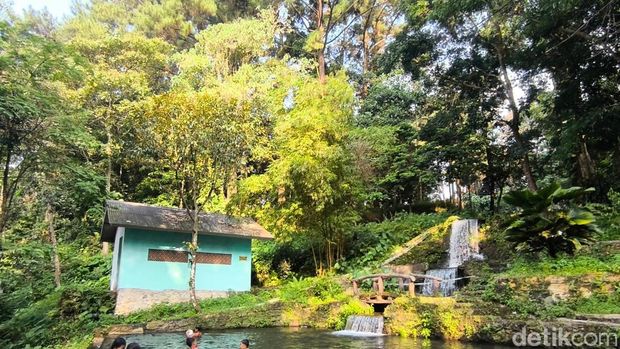 Suasana tempat wisata alam Curug Talaga Pancar Cikajayaan Kuningan