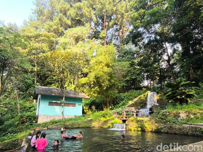 Suasana tempat wisata alam Curug Talaga Pancar Cikajayaan Kuningan