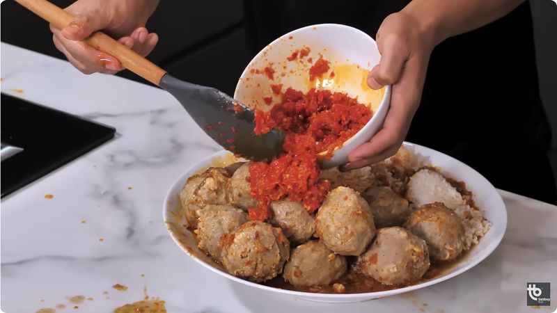 Tanboy Kun mukbang bakso pedas