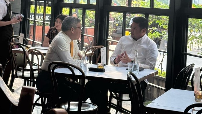 Taufan Pawe (kiri) bertemu Adnan Purichta Ichsan di Jakarta.