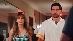 Taylor Swift Gak Mau Lepas Tangan Travis Kelce