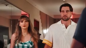 Sepanjang acara Taylor Swift dan Travis Kelce pegangan tangan terus! (Foto: dok. Instagram @nfl)