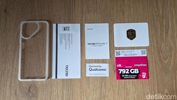 Beragam aksesori yang disertakan dalam paket penjualan. Foto: Adi Fida Rahman/detikINET