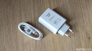 Tecno memberikan adaptor 45W untuk pengisian baterai cepat. Foto: Adi Fida Rahman/detikINET