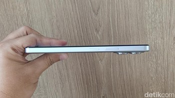 Dilengkapi teknologi STS untuk mencegah korsleting, ponsel ini aman meski terjepit atau tertusuk. Fitur 45W Flash Charge memungkinkan pengisian cepat, cocok untuk gaya hidup cepat Gen Z. Foto: Adi Fida Rahman/detikINET