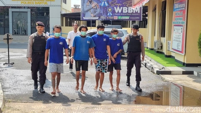Empat pelaku pengeroyokan terhadap pria yang dicurigai mencuri motor hingga berujung meninggal dunia saat dihadirkan di Polres Bantul, Rabu (25/6/2025).