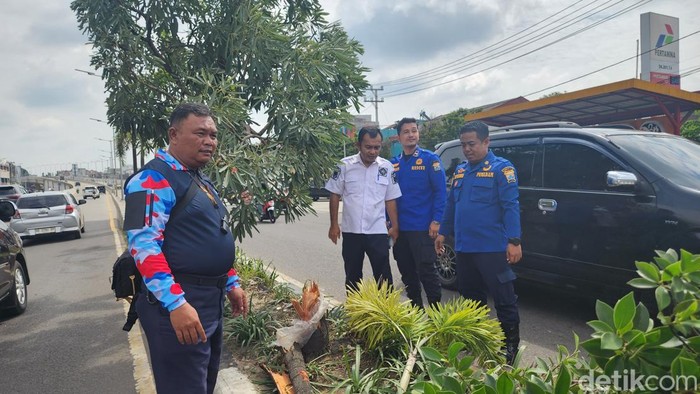 Tim Damkar Palembang menujukkan lokasi Afif diselamatkan.
