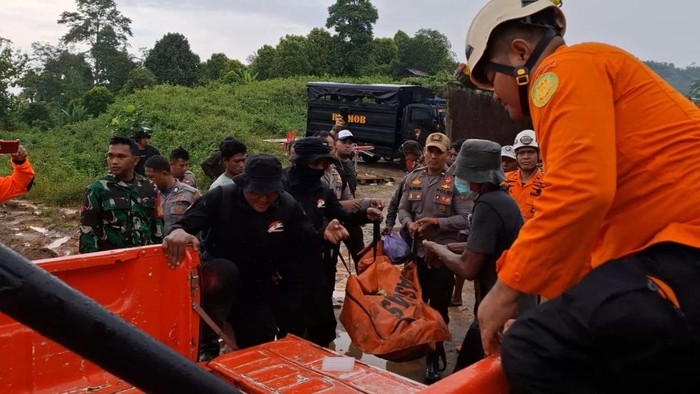 Tim SAR mengevakuasi korban longsor di Parimo.