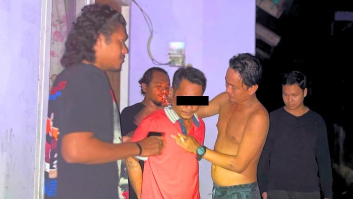 Tinus saat ditangkap atas pemerkosaan terhadap anak kandungnya.