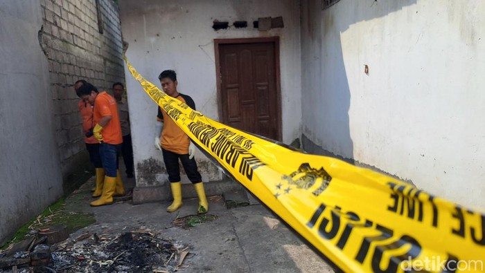 TKP pembunuhan suami oleh istrinya sendiri di Jombang.