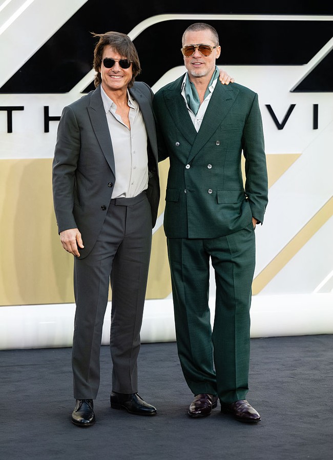Dalam foto yang beredar, Tom Cruise terlihat menghampiri Brad Pitt dengan hangat. Mereka berpelukan dan berjabat tangan akrab, tampak tersenyum lebar saat saling menyapa di depan awak media. Foto: Samir Hussein/WireImage/Samir Hussein