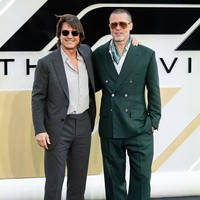 Dalam foto yang beredar, Tom Cruise terlihat menghampiri Brad Pitt dengan hangat. Mereka berpelukan dan berjabat tangan akrab, tampak tersenyum lebar saat saling menyapa di depan awak media. Foto: Samir Hussein/WireImage/Samir Hussein