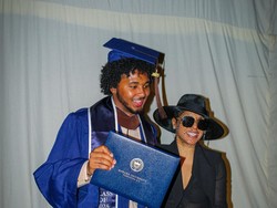 Toni Braxton Pakai Baju Menerawang di Wisuda Anak, Disebut Seperti Striper