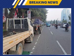 Truk Gangguan Mesin di Gatsu Arah Slipi, Pengendara Diminta Hati-hati