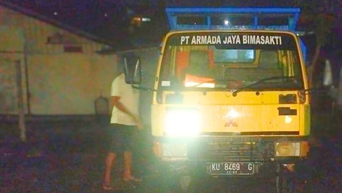 Truk yang tertabrak sepeda motor.